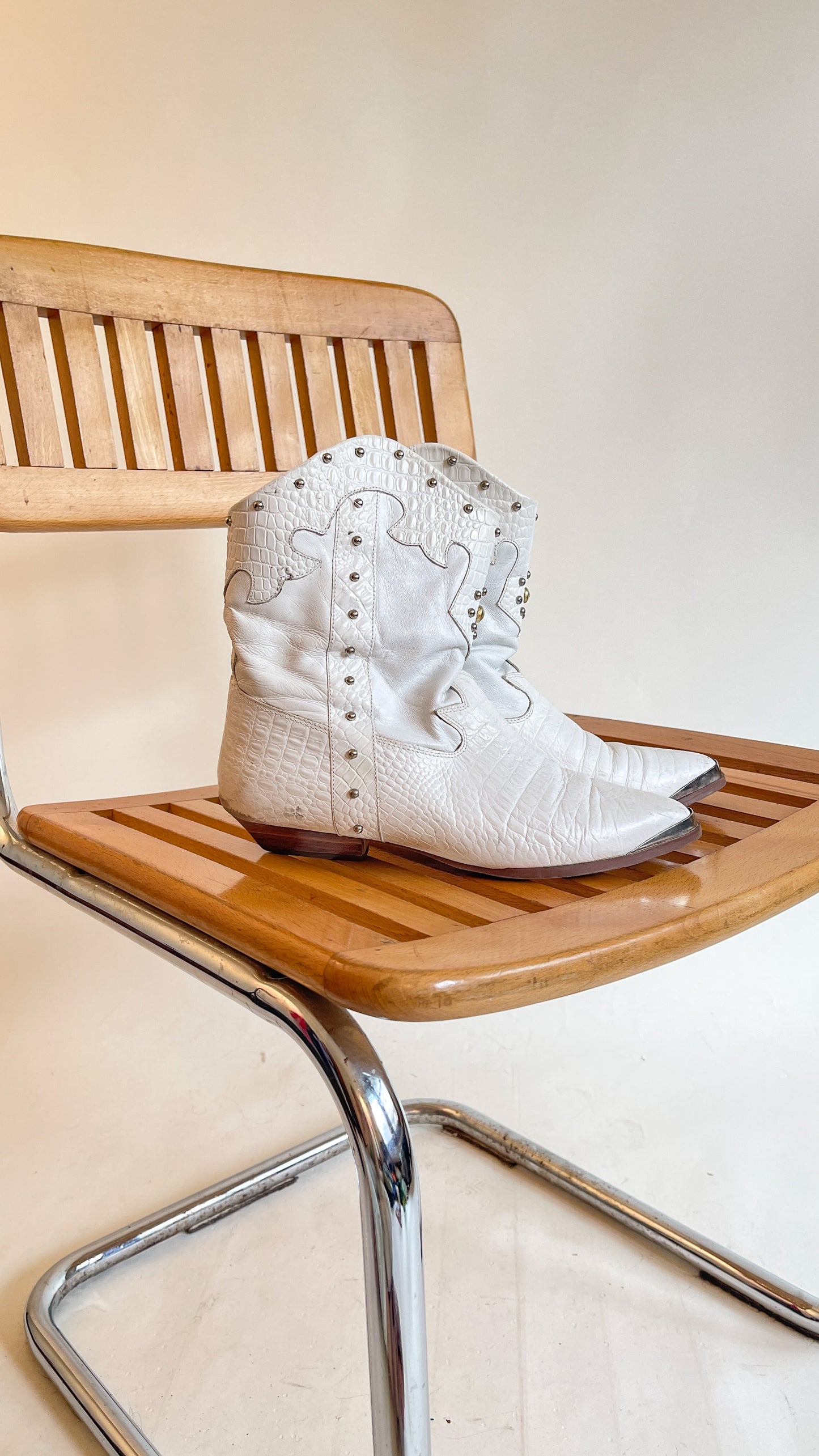80s White Leather Short Cowboy Boots (US W9)