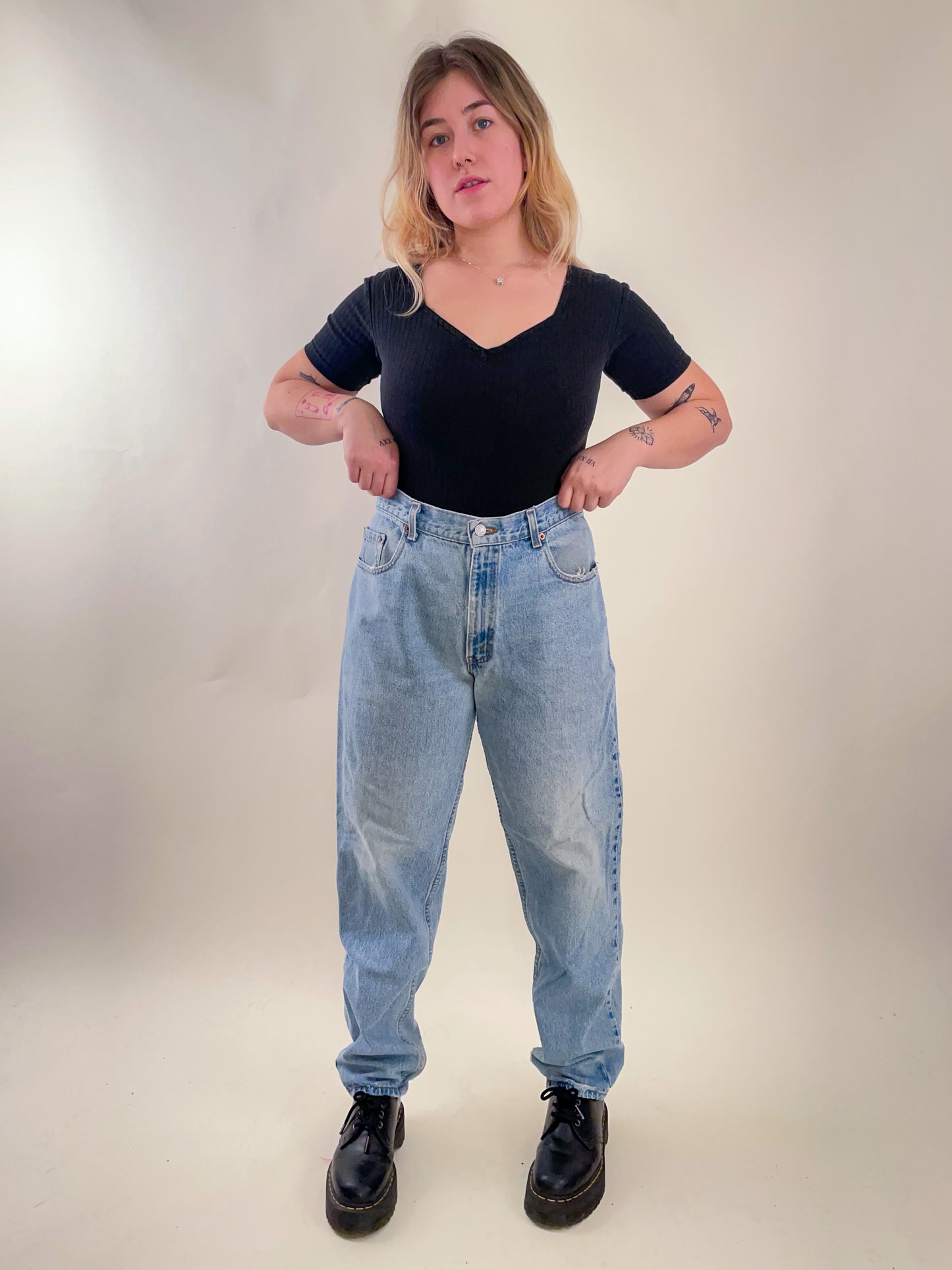 90s Light Wash Levi's 560 Loose Fit Jeans (34"W)