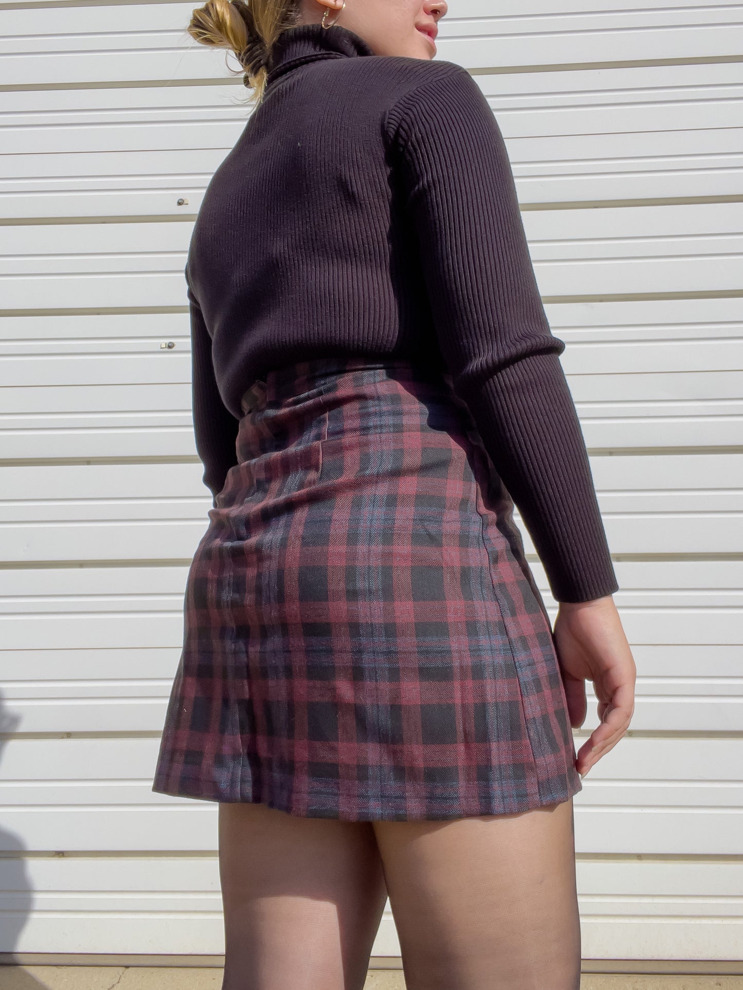 90s Burgundy & Gray Plaid High Waisted Mini Skirt (S/M)