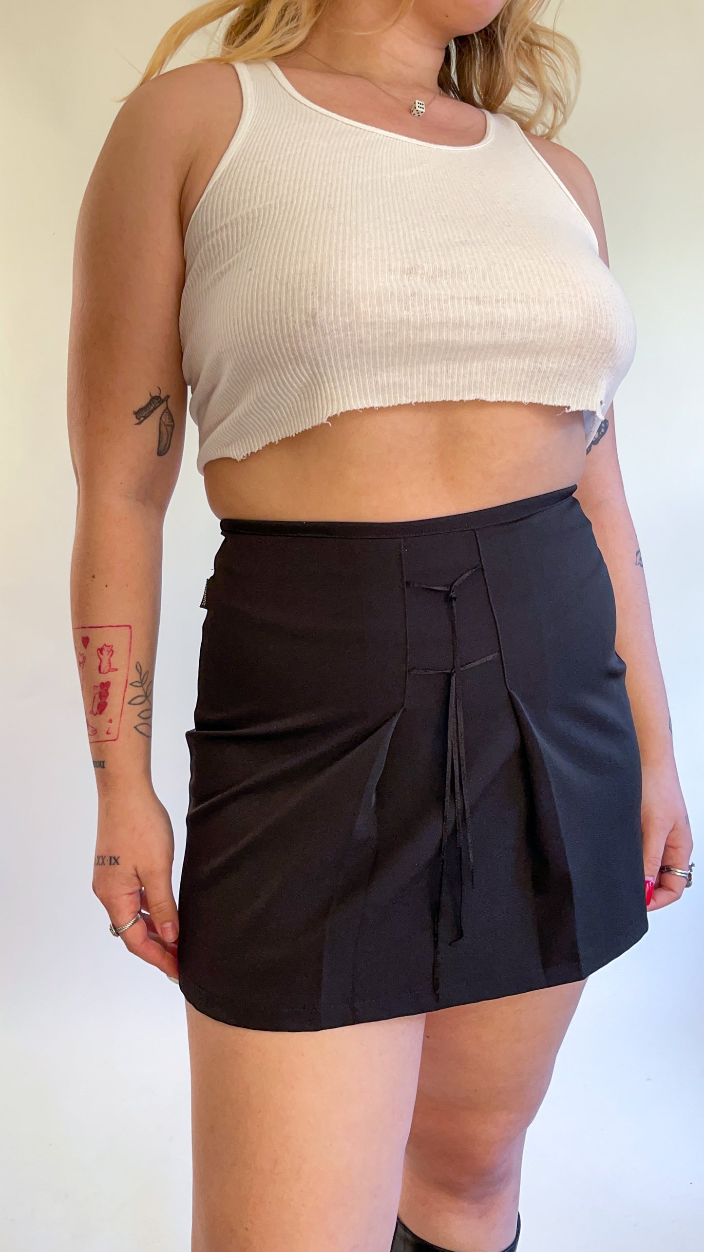 90s Black Pleated Mini Skirt w/ Ribbon Detail (M)