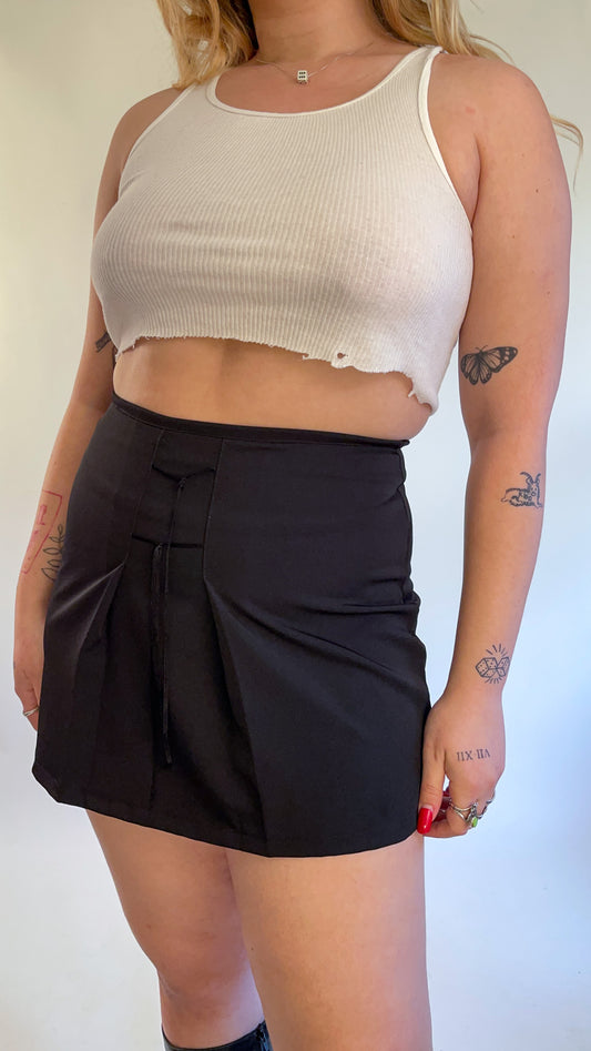 90s Black Pleated Mini Skirt w/ Ribbon Detail (M)