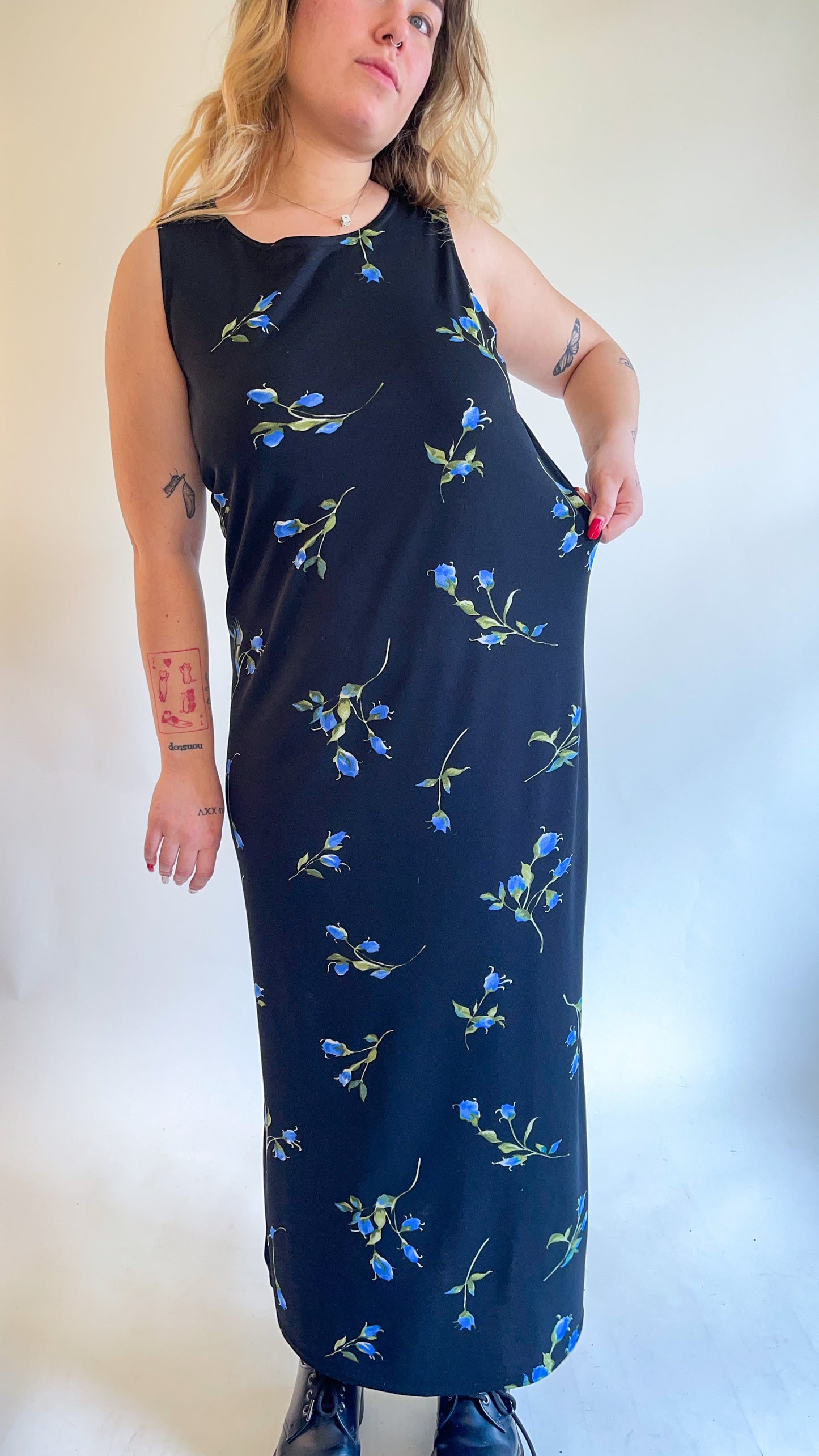 90s Black Maxi Dress w/ Blue Rose Print (L/XL)