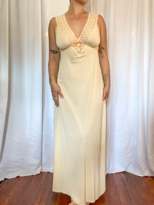 70s Peach Slip Dress w/ Crochet Lace Trim (M)