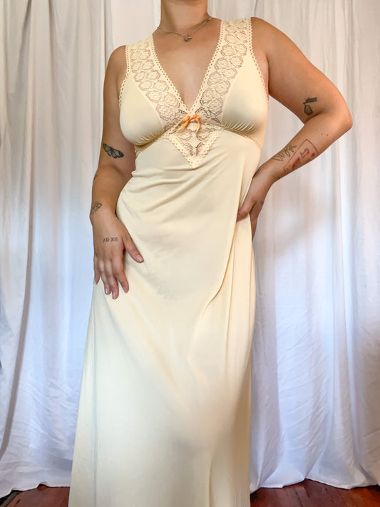 70s Peach Slip Dress w/ Crochet Lace Trim (M)