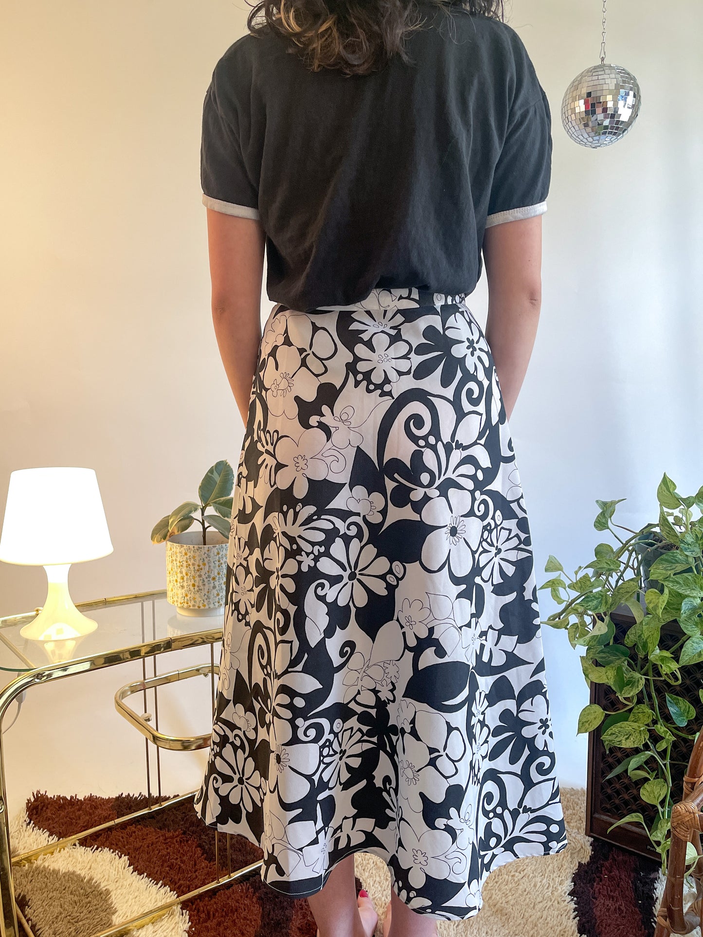 60s Black & White Mod Floral Patterned Midi Skirt (W28")