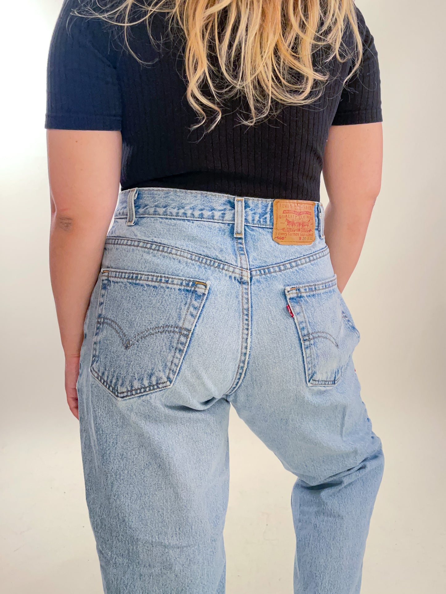 90s Light Wash Levi's 560 Loose Fit Jeans (34"W)