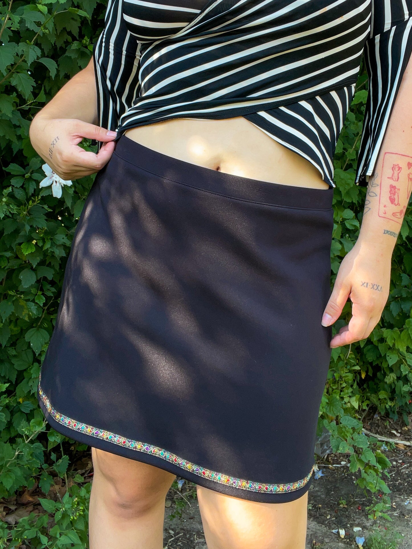 90s Black Mini Skirt w/ Trim Embellishment (L)